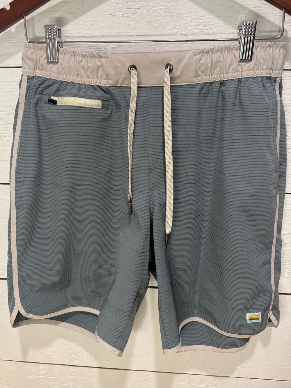 Vuori Men's Bank Unlined Athletic Shorts Striped Gray Beige S Drawstring Pockets